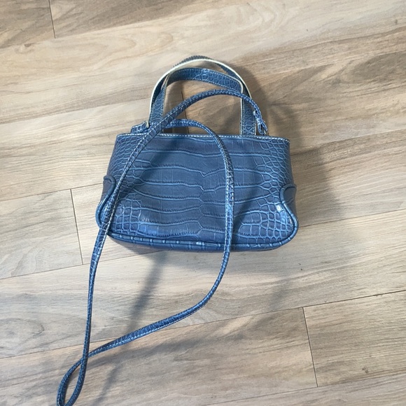 Tommy Hilfiger Handbags - 💜$6ifbundle3 Tommy Hilfiger purse with removable strap